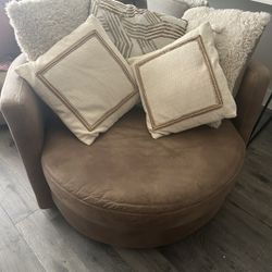 Rooms To Go Swivel Lounge Chair 