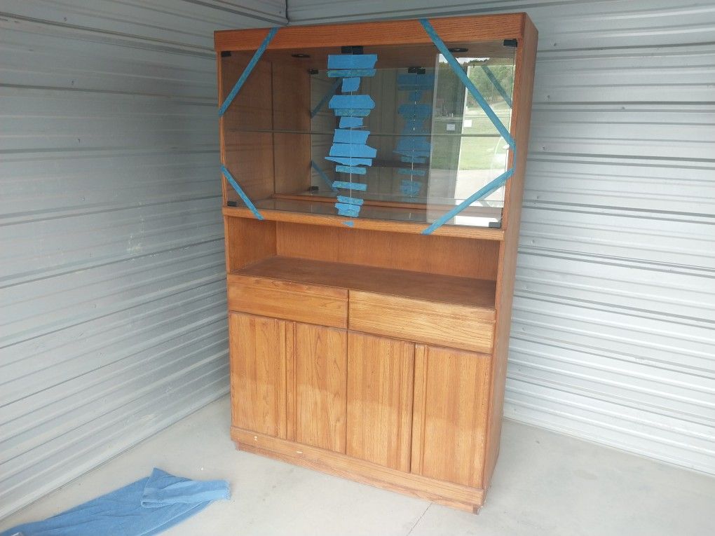 Solid Oak China Hutch/China Cabinet
