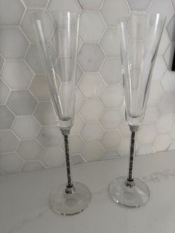 champagne flutes and cake cutter