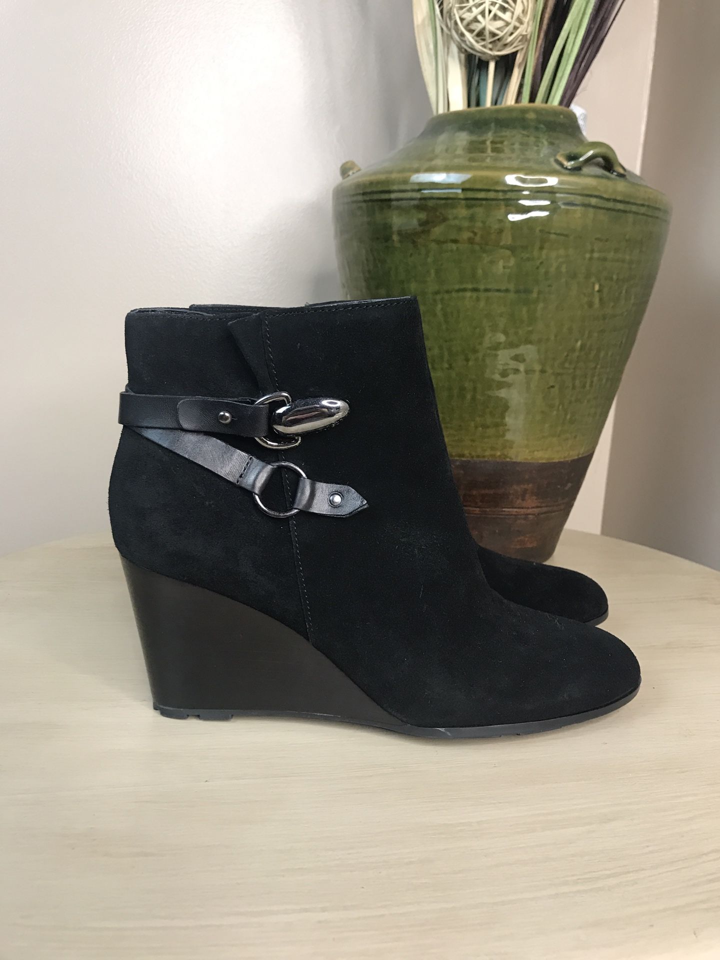 TAHARI Black suede leather Simon Ankle Boot wedge heels size 9.5 shoes
