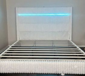 KING SIZ3 BED FRAME ONLY!!!