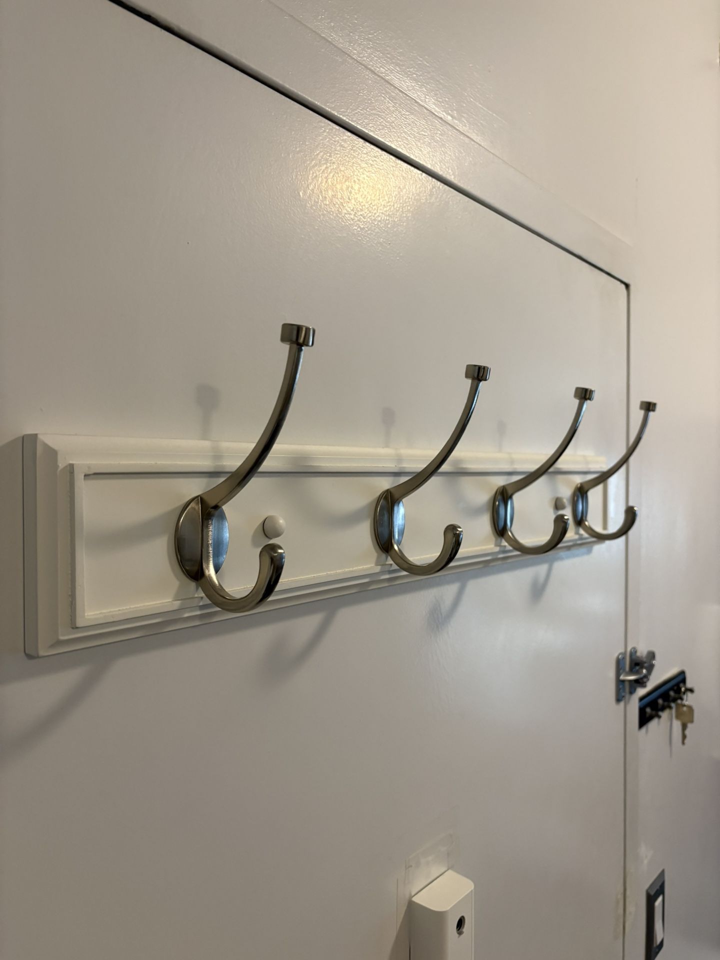 Brand New 27 in. White Rack with 5 Satin Nickel Hooks Heavy Great Quality. Desk Chair Table End Dresser Mirror Decor Toys Weights