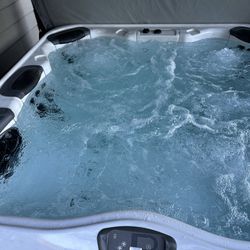 Hot Tub For Sale - Bull Frog 8 Person 500 Gal 