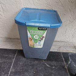 PET FOOD STORAGE ON WHEELS