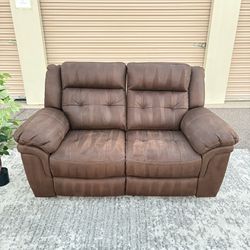 Power Reclining Loveseat w/ Headrest Supports and USB Charging - Delivery 🚚