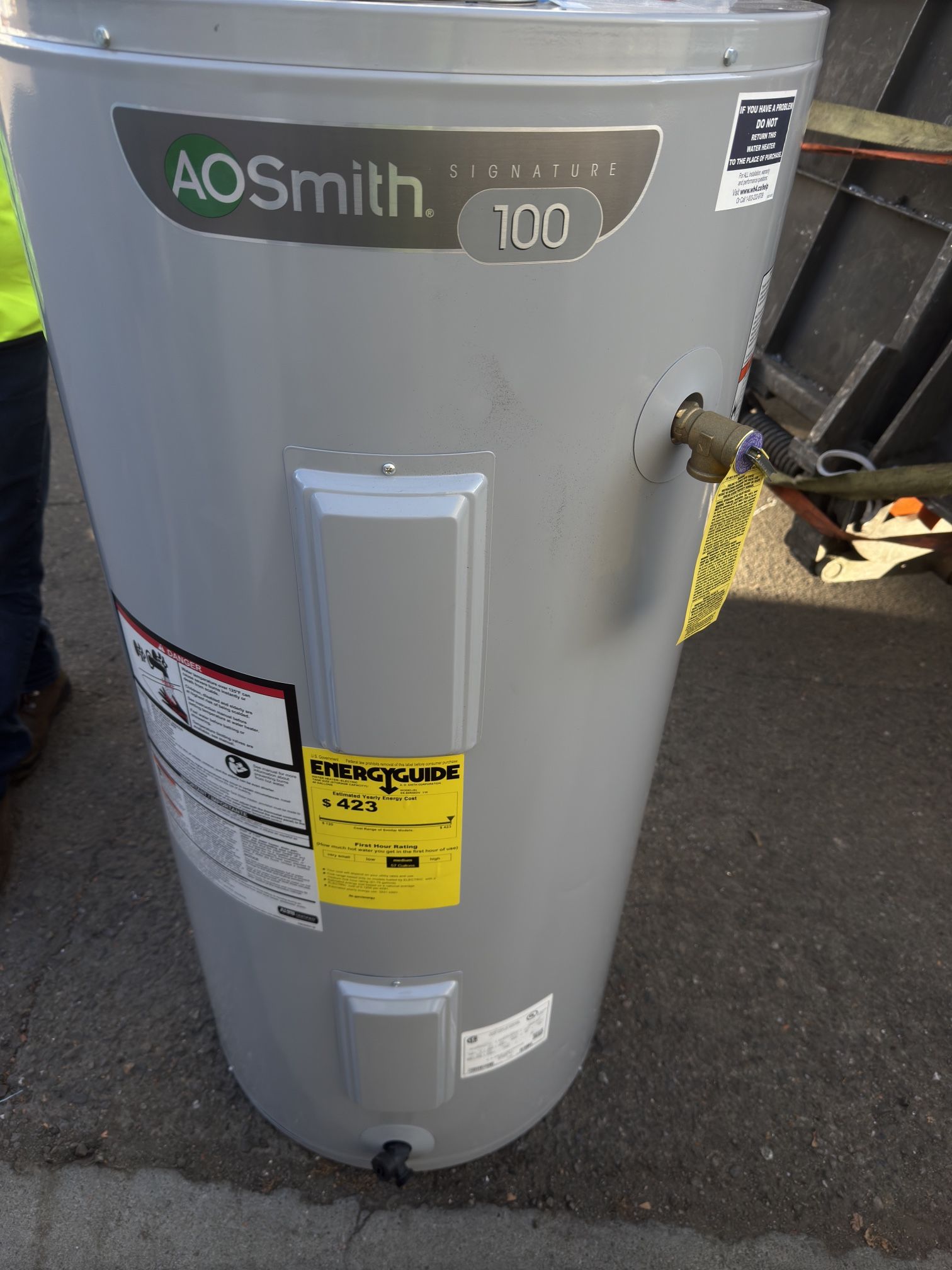 A.O. Smith Signature 100 50-Gallons Short 6-year Warranty 4500-Watt Double Element Electric Water Heater Item #816161 | Model #E6-50R45DV