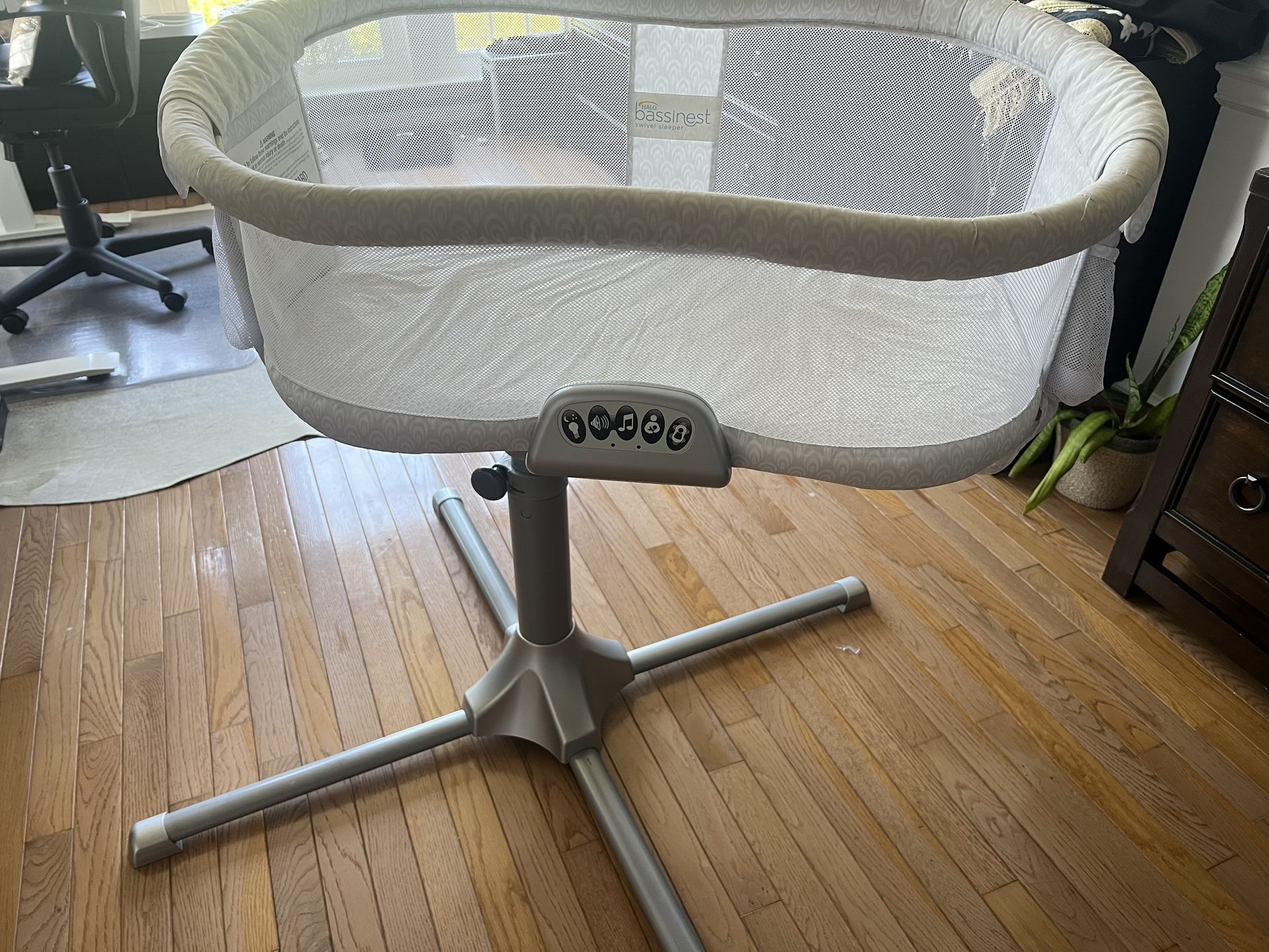 Halo bassinet Swivel bundle With Fitted Sheets