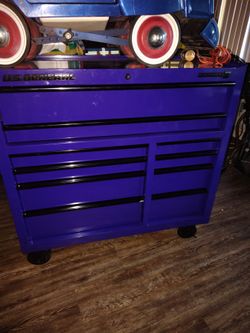 US GENERAL TOOL BOX ON WHEELS WITH KEYS