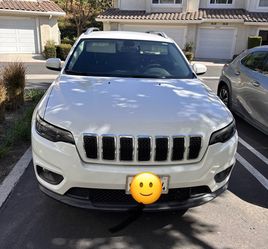 White jeep Cherokee 2019