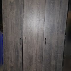 FREE CLOTHING CLOSET 