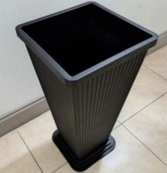 *** REDUCED *** 24" Black Square Planter @ Lasting Creations