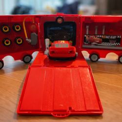 Disney Pixar Cars Lightning McQueen Playset / Carry Case