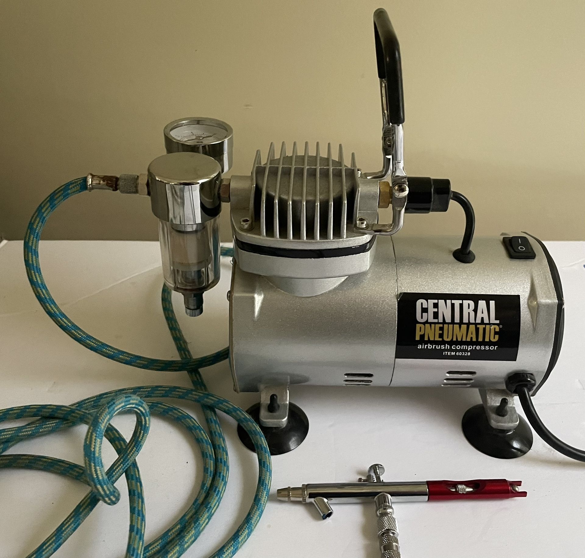 Central Pneumatic Oilfree Airbrush Compressor 1/5 HP 58 PSI 60328 with Airbrush