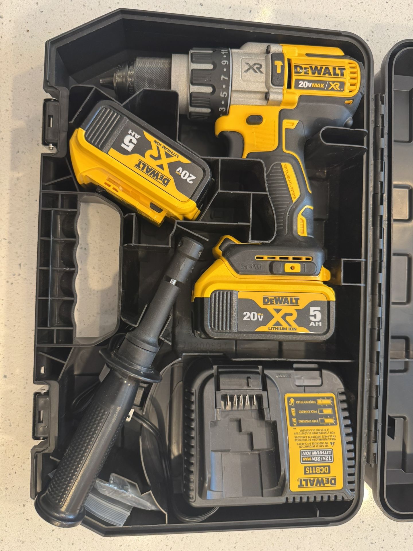 20V MAX* XR® BRUSHLESS CORDLESS 3-SPEED 1/2 IN. HAMMER DRILL/DRIVER KIT