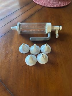Frosting applicator for cakes or cupcakes￼