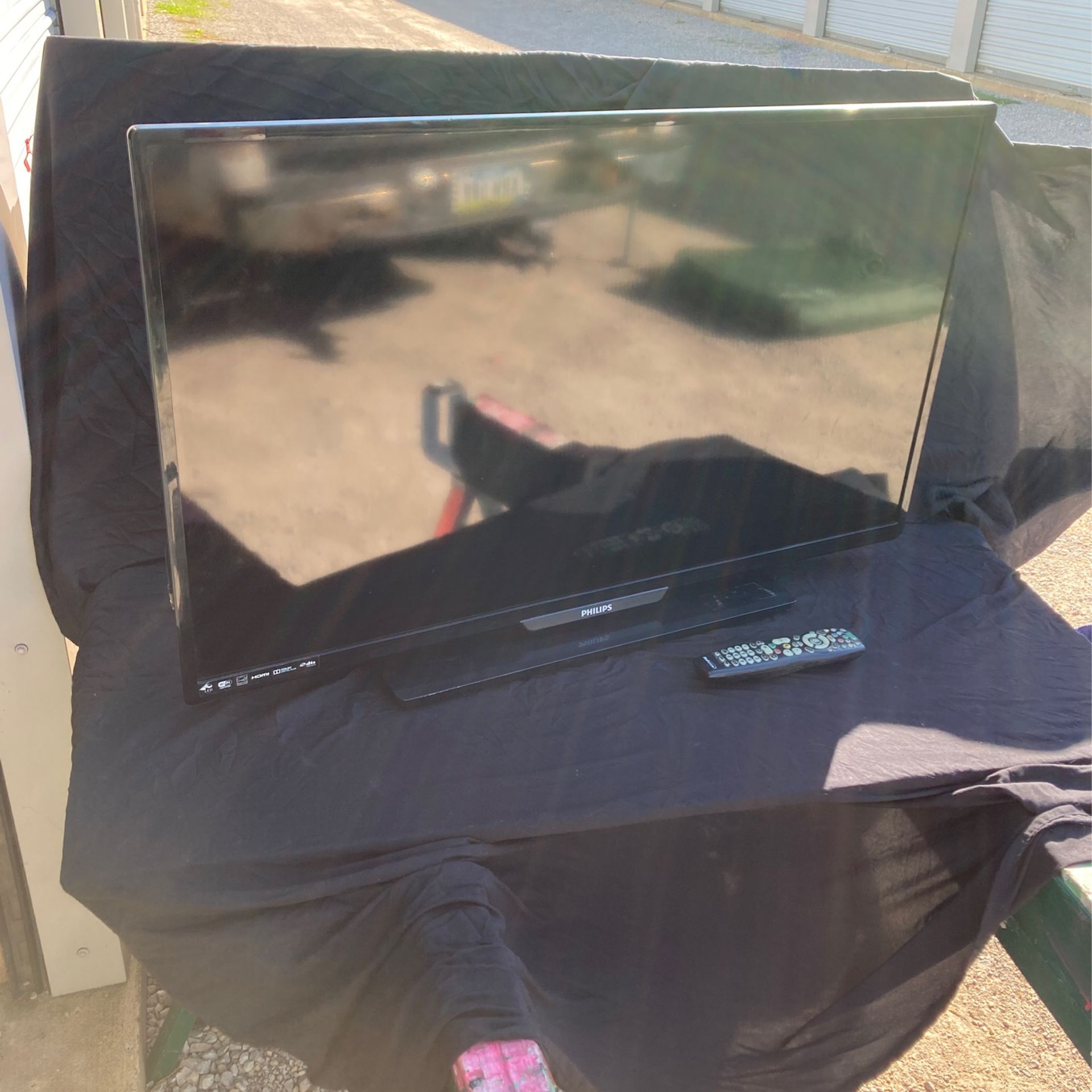 40” Phillips LED WiFi Television