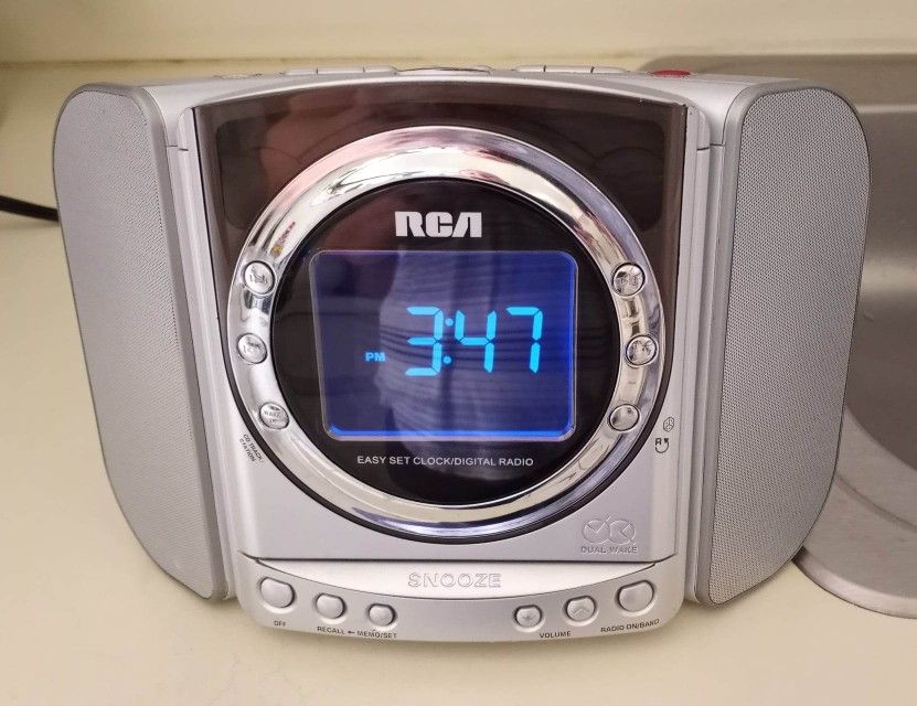 RCA alarm clock radio cd player (missing battery cover) AS IS/AS SEEN PRICE IS FIRM