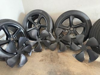 2026 Tesla Model Y Juniper OEM 19 inch Crossflow wheels and tires with Aero wheel covers