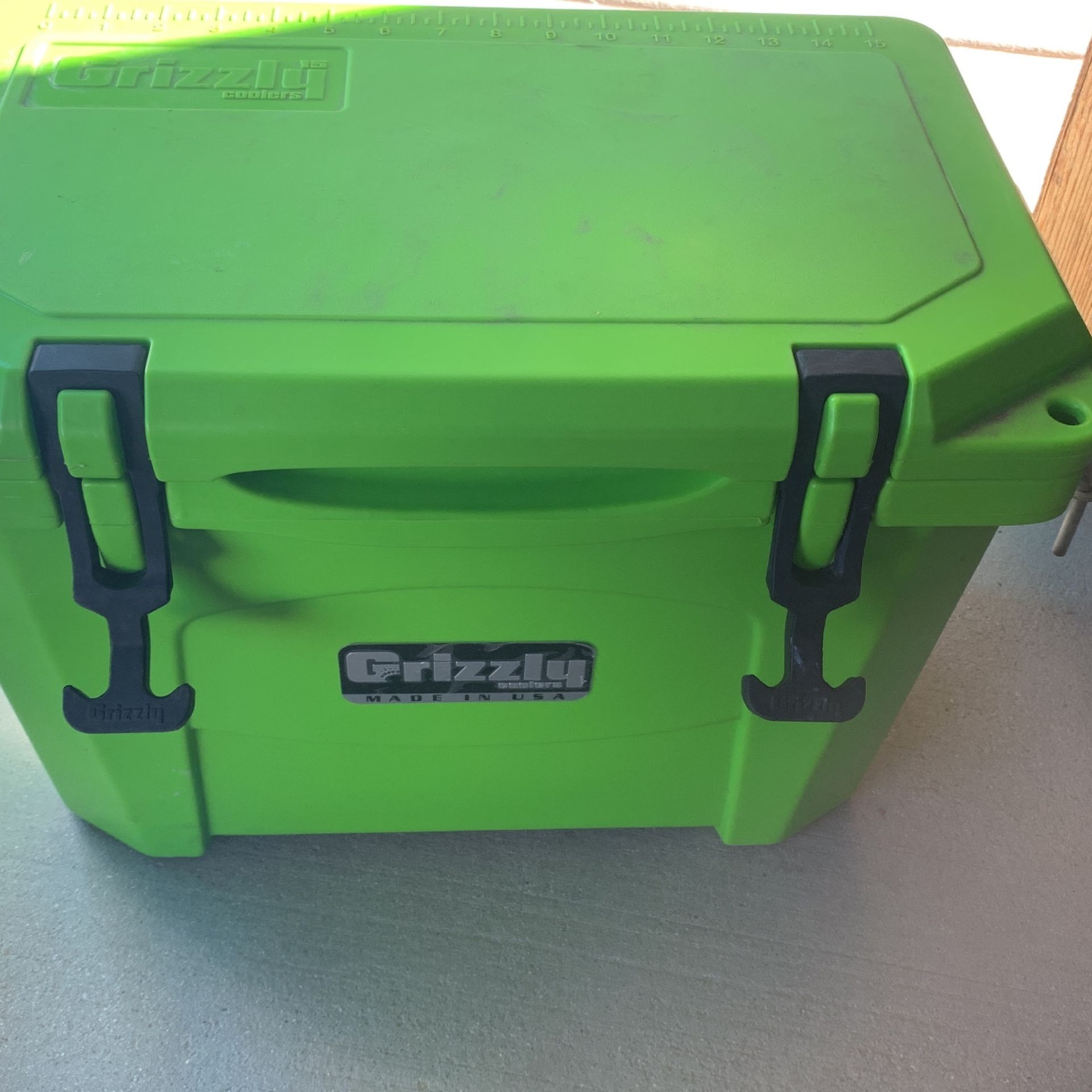 Grizzly Cooler for Sale in Palmdale, CA OfferUp