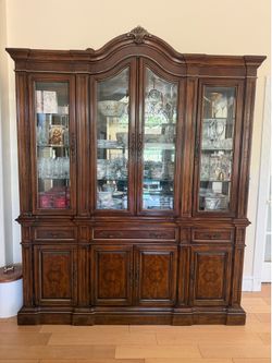 Traditional China/hutch cabinet