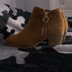 Brown Low Boots (size 6.5)