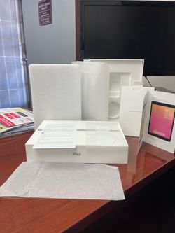 Apple iPad (9th Gen) Box Complete Packaging with inserts