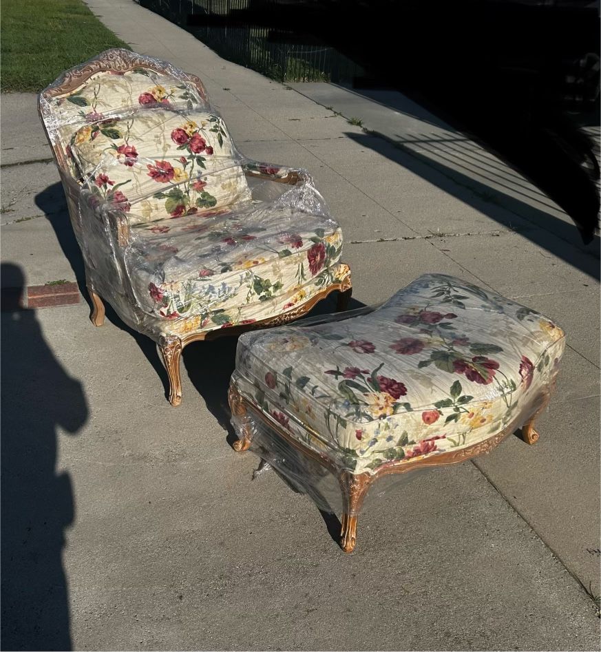DREXEL HERITAGE FLORAL ARM REST CHAIR WITH OTTOMAN