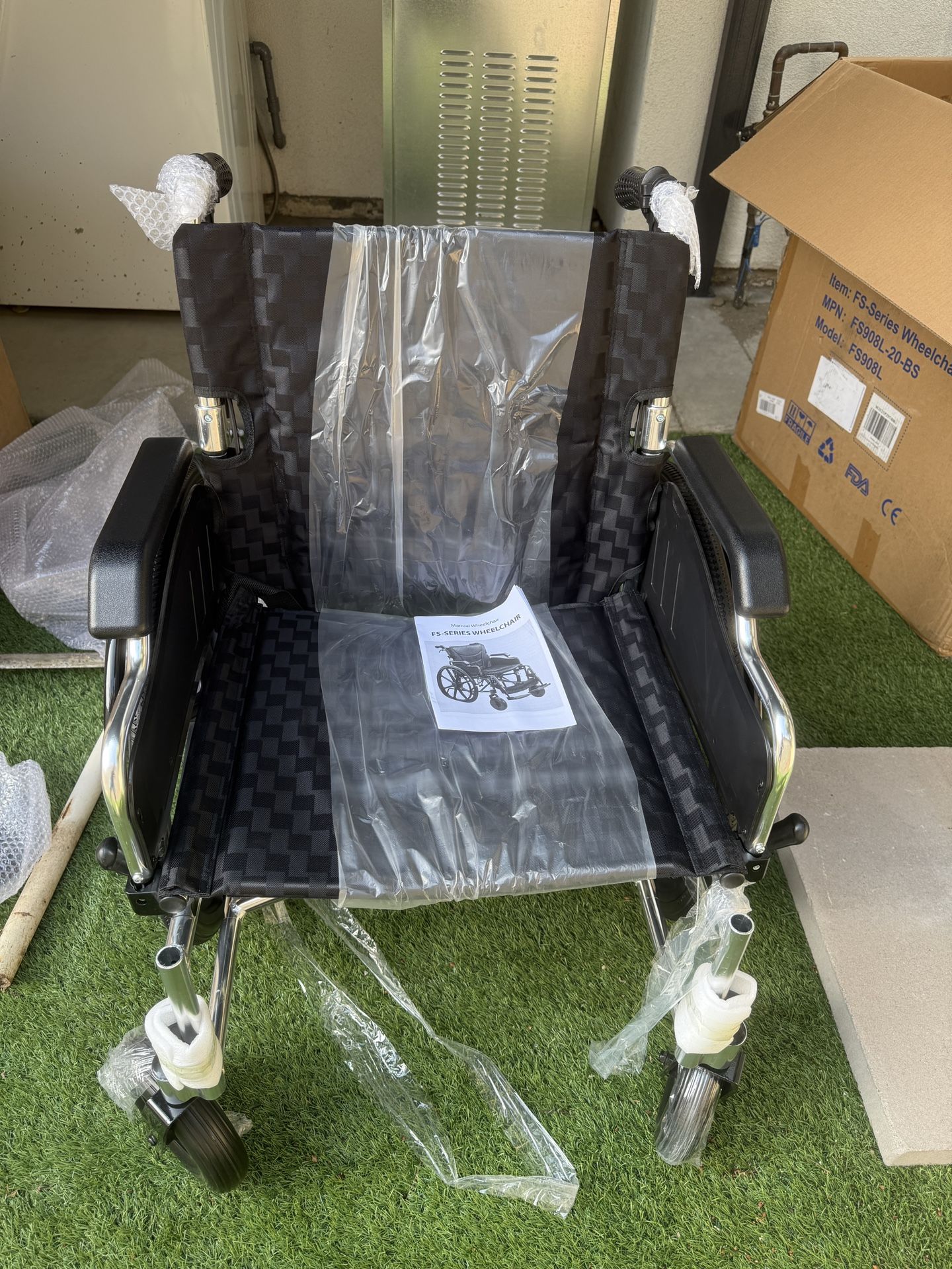 Open box Never used wheelchair, Lightweight Foldable Wheelchair for Adults