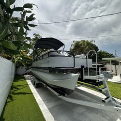 2012 Pontoon Boat