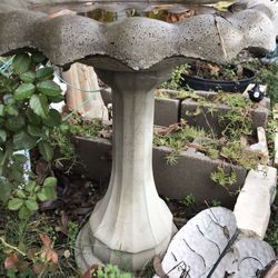 Fuente De Agua Para Pajaritos Muy Pesada Concreta Son Dos Partes Separadas