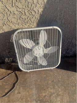 Box Fan for Bedroom white Holmes Portable 5 Blades Lightweight home good condition