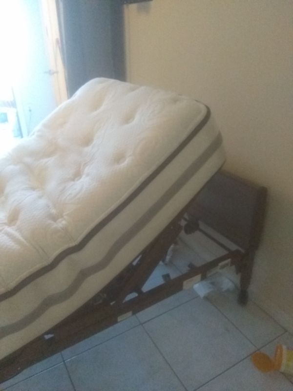 invacare Electrical and manual hospital bed for Sale in Pompano Beach