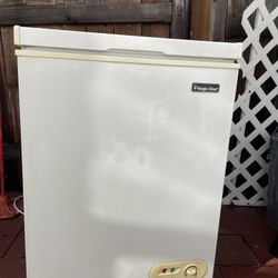 Magic Chef freezer chest White