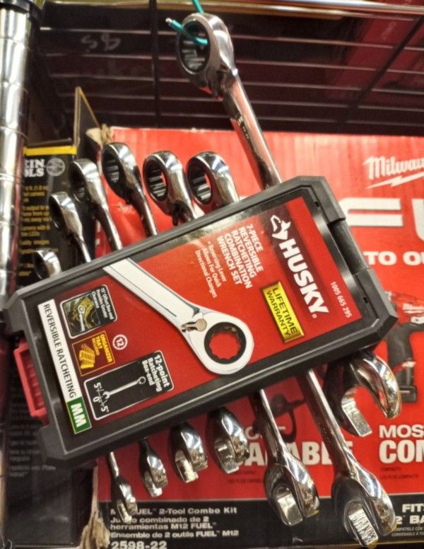 HUSKY 7 PIECE REVERSIBLE RATCHETINGCOMBINATION WRENCH SET