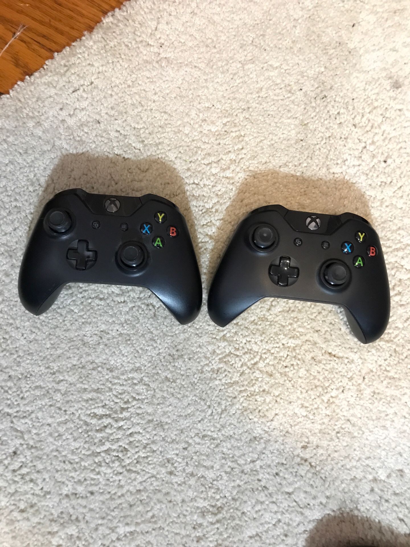 3 Xbox One Controllers