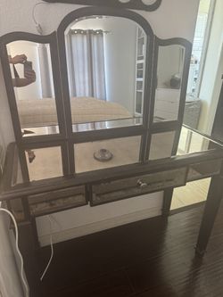 Pier 1 import vanity desk (with mirror)