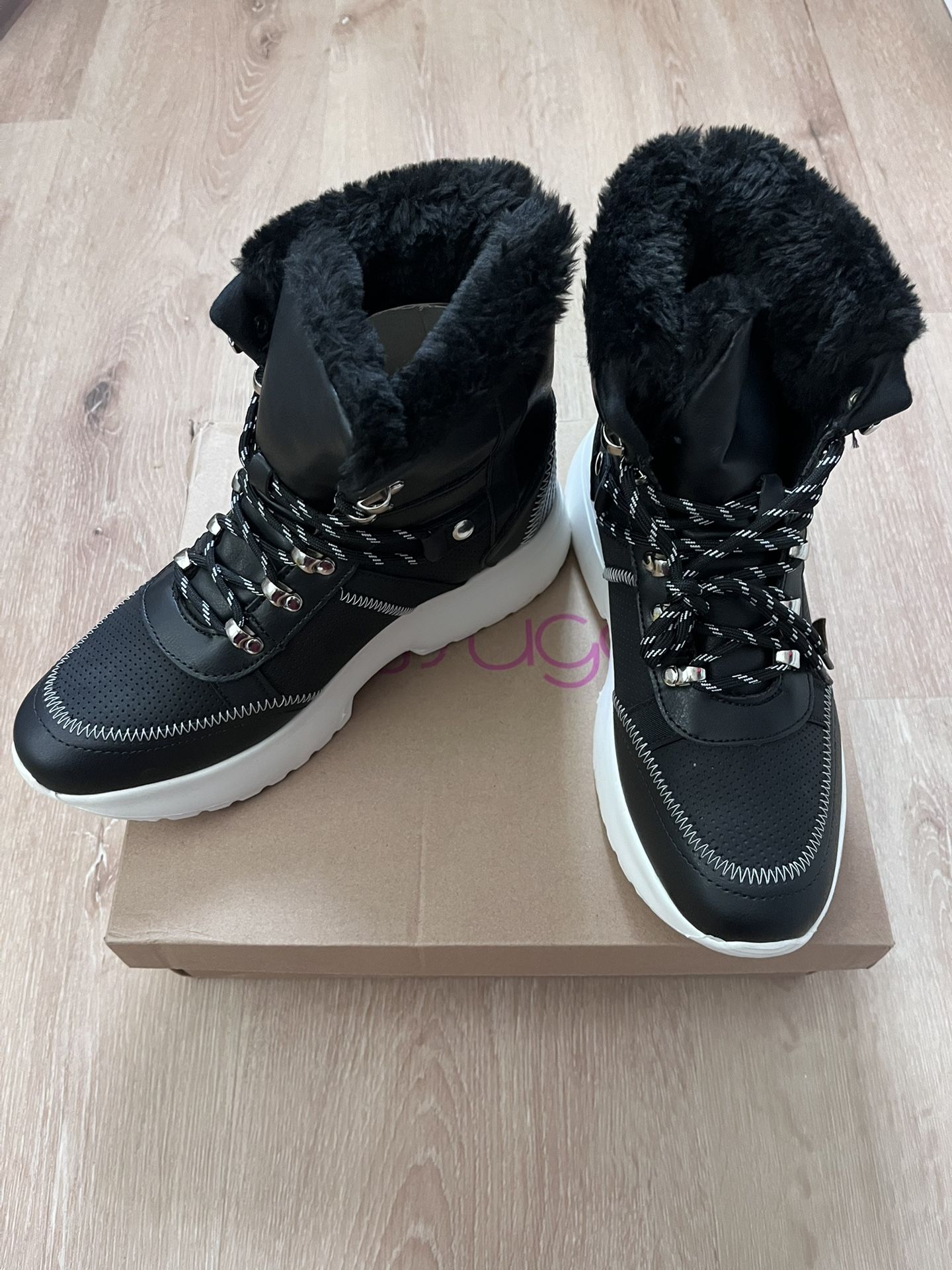 Women Snow Boots Size 8.5 (NEW)