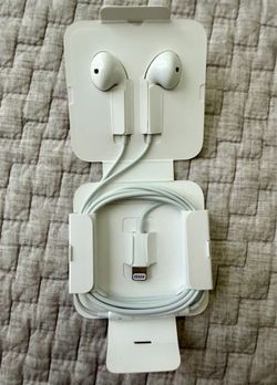 Apple EarPods with Lightning Connector – New/Open Box