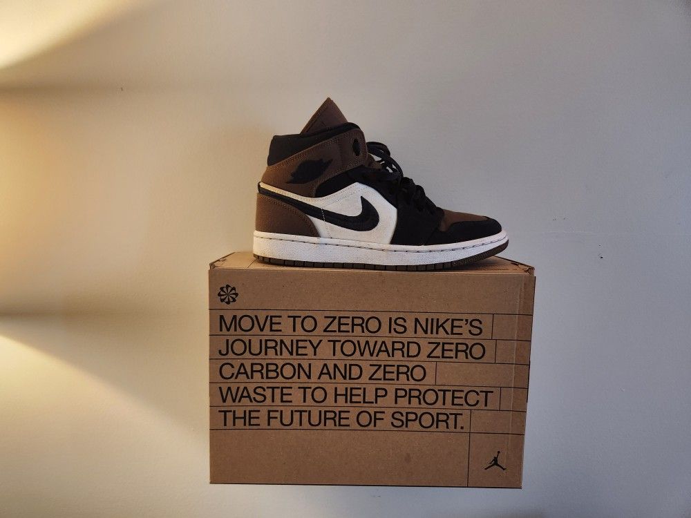 Jordan 1s Mid Olive Toe Woman's 7 1/2