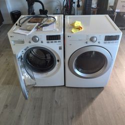 High capacity 7.4cft LG smart washer/dryer (stackable/electric)