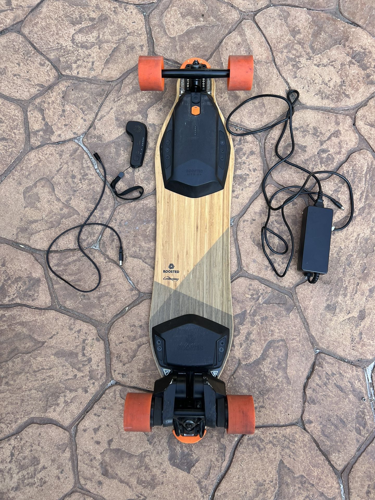BOOSTED BOARD V2 DUAL PLUS ELECTRIC SKATEBOARD/LONGBOARD LIGHTLY USED | COMES WITH TRAVEL BAG, EXTRA SKID PLATES, NOSE AND TAIL PROTECTORS