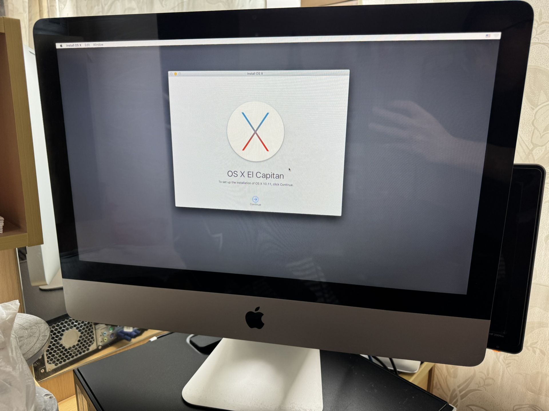 Apple iMac 21.5” - mid-2010 model - works well