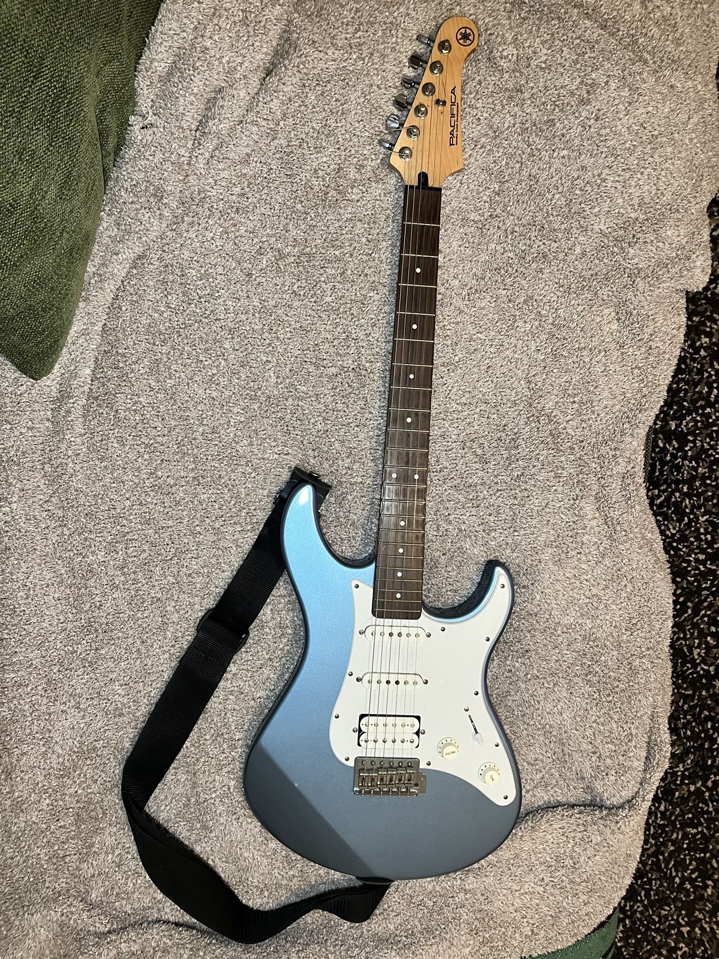 YAMAHA PAC112J LAKE PLACID BLUE PACIFICA ELECTRIC GUITAR