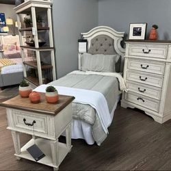 REALYN CHIPPED WHITE YOUTH UPHOLSTERED BEDROOM SET