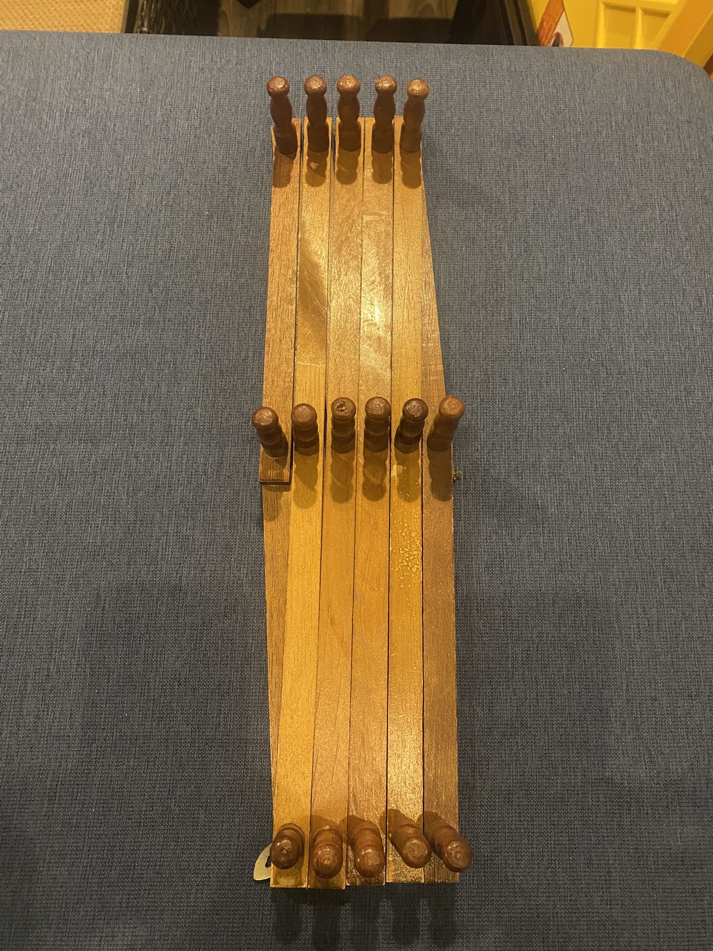 Vintage Expandable Wooden Accordion Peg Rack . 16 Pegs 