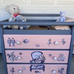 Adorable Baby Changing Table /dresser 