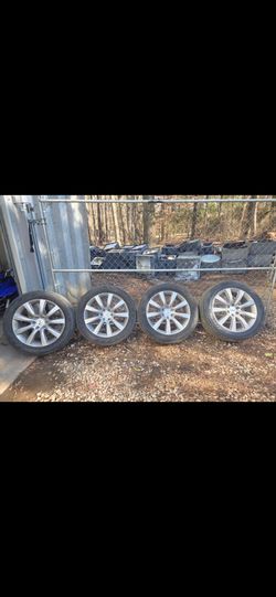 Qx80/armada/chevy/Toyota  22 inch wheels total of 5 good tires and new lug nuts