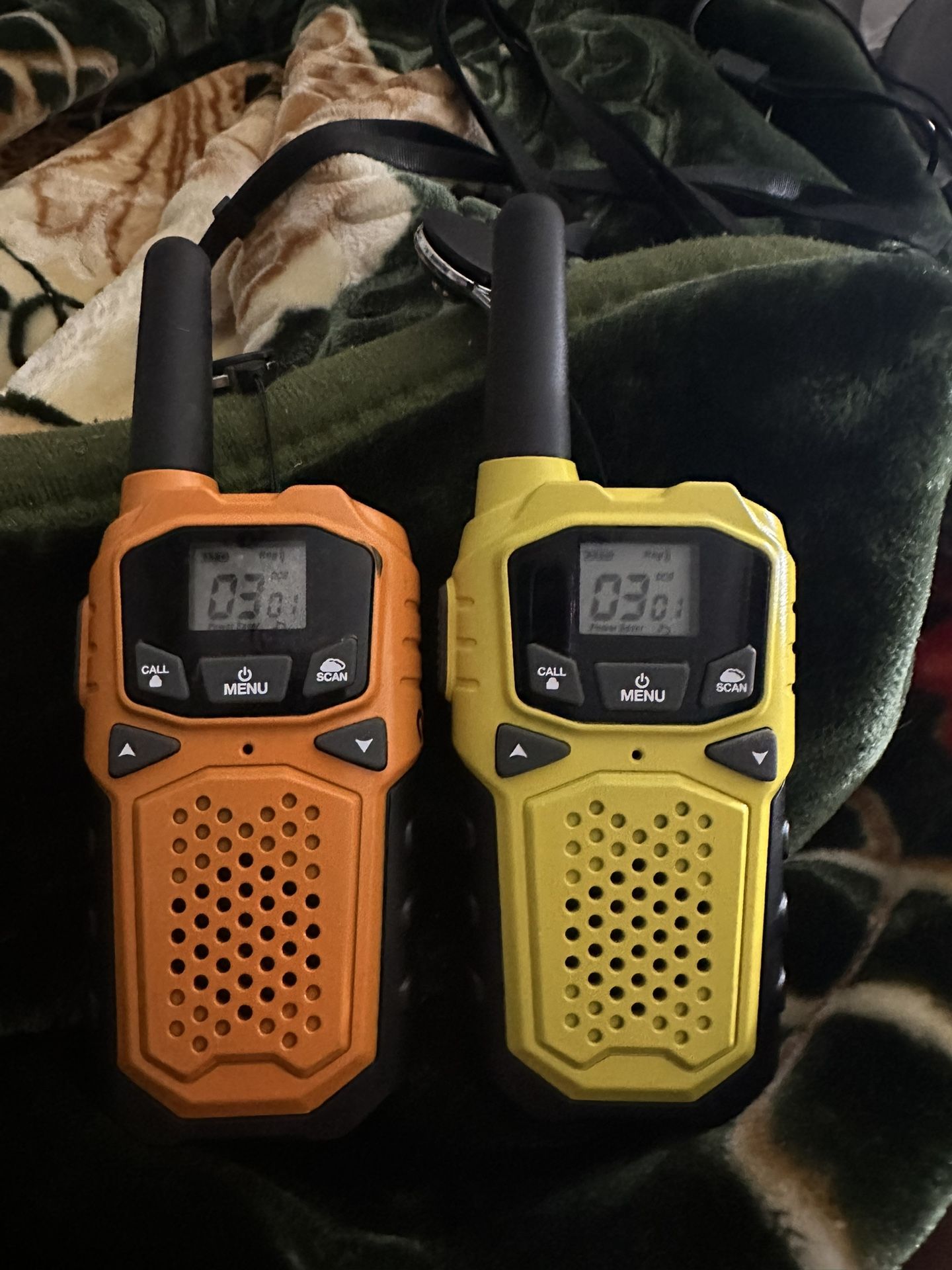 2 Walkie Talkies 