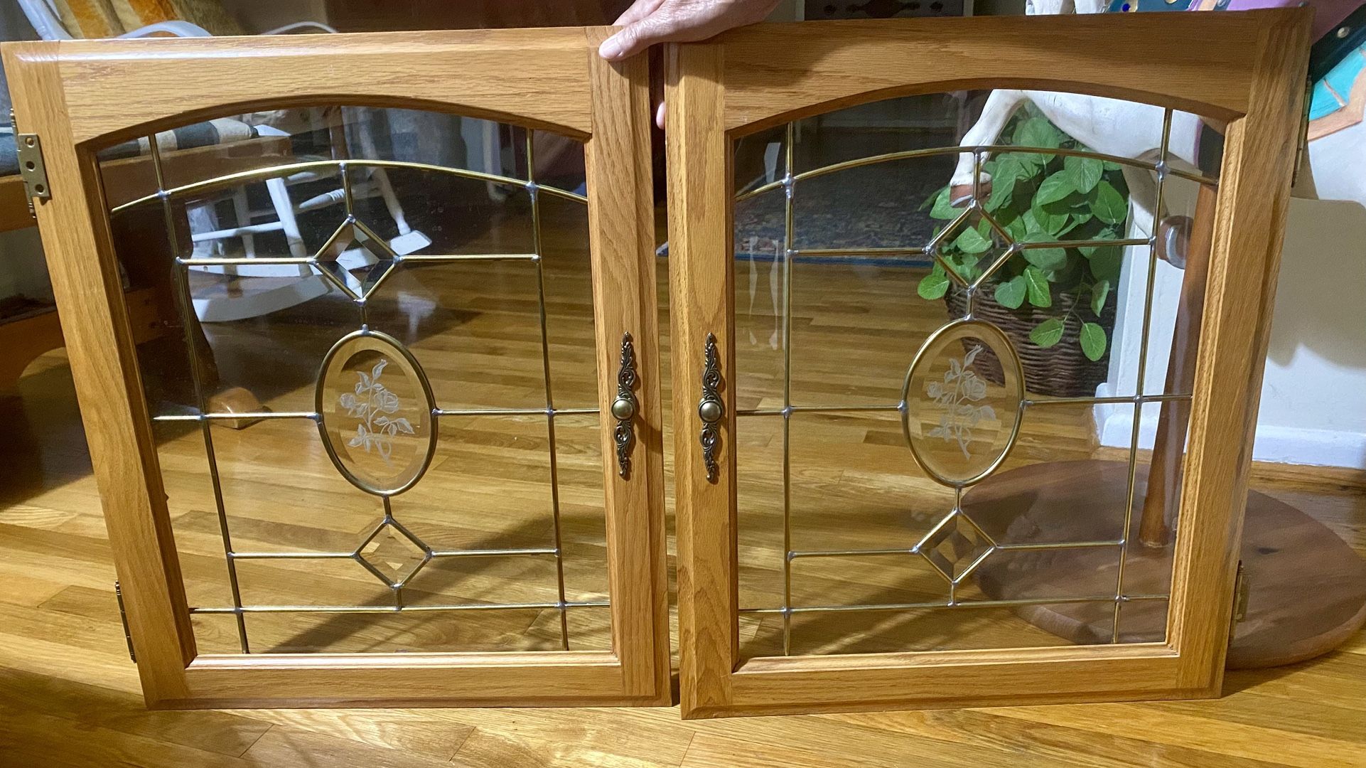 Leaded Glass With Oak Wood Doors- Set Of 2 Doors! Has Hinges & Knobs. Has Flower Etched In Middle. Excellent Condition!
