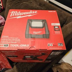 Milwaukee Rover 4000 Lumens Light